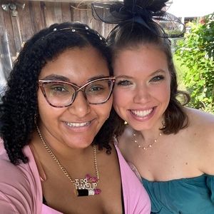 Meet your Posher, Yas